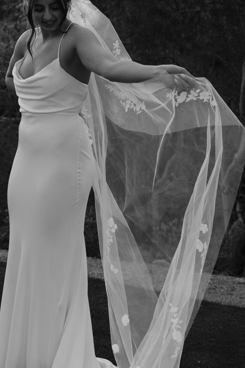 Golden SILKEN GRACE Elegance | Stable Diffusion Online