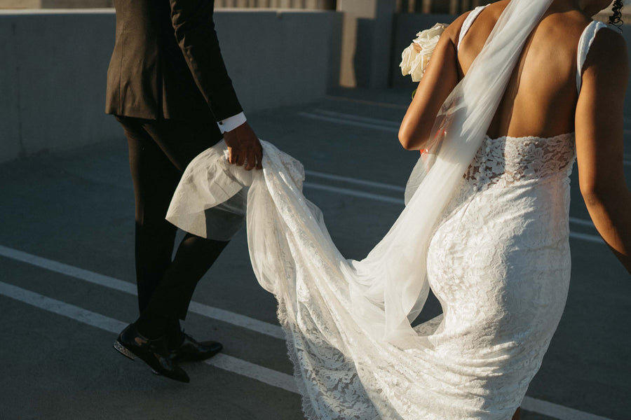 John und Sydney im Lumi-Kleid 