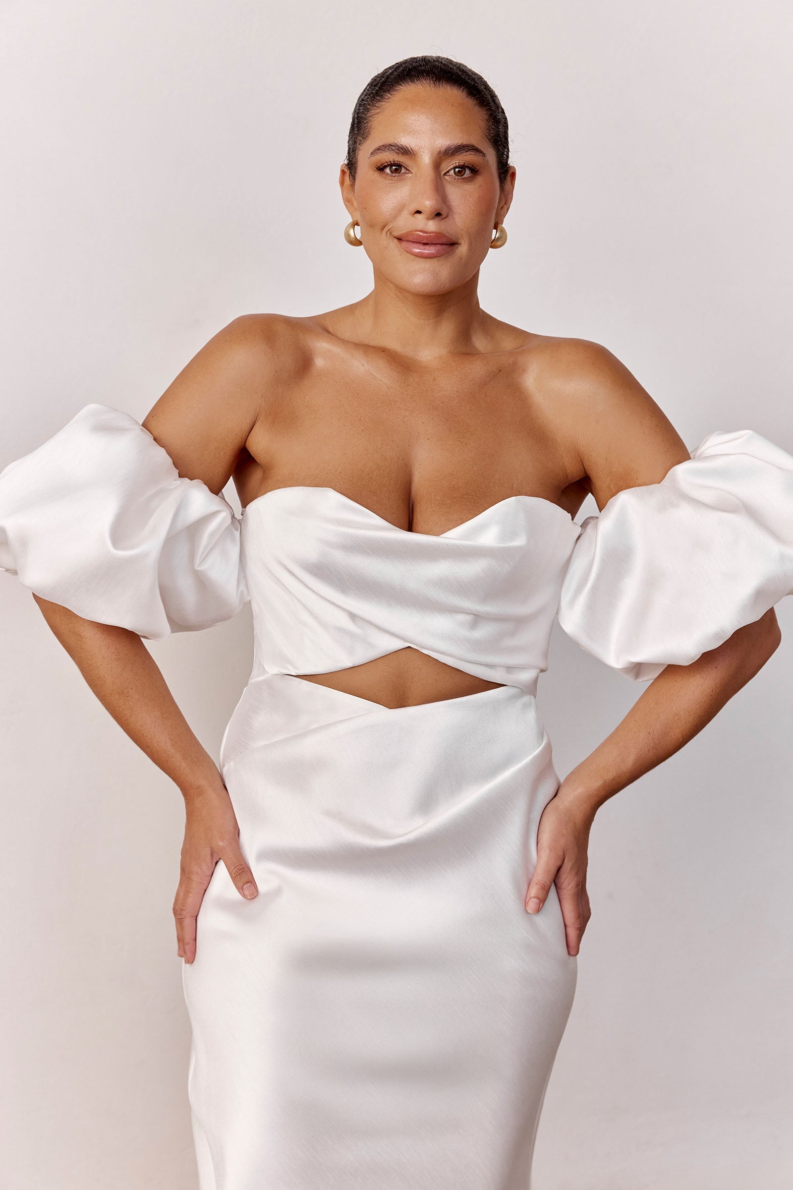 An off the shoulder wedding dress with puff sleeves_L_