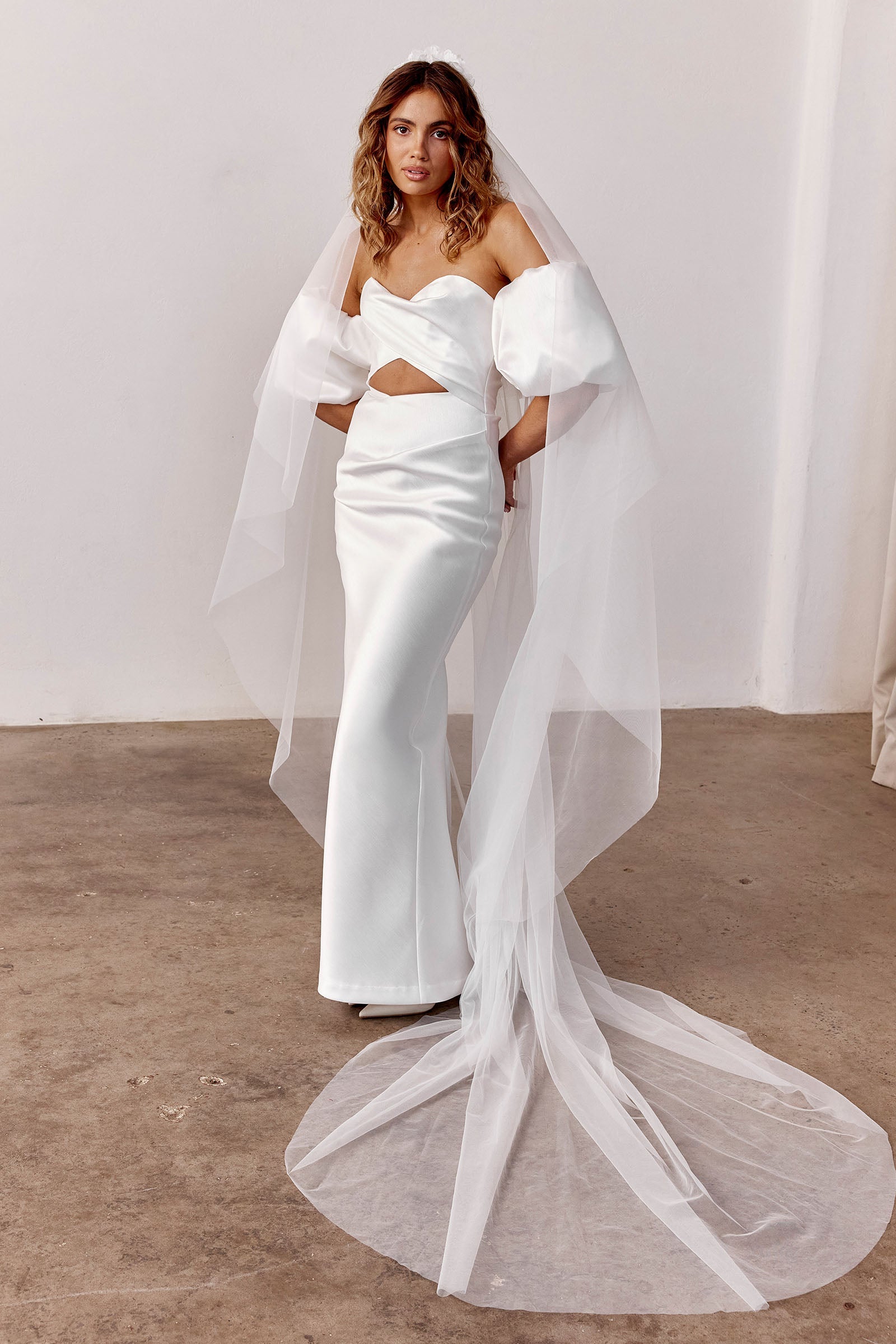 Satin wedding dress with a long veil_XS_