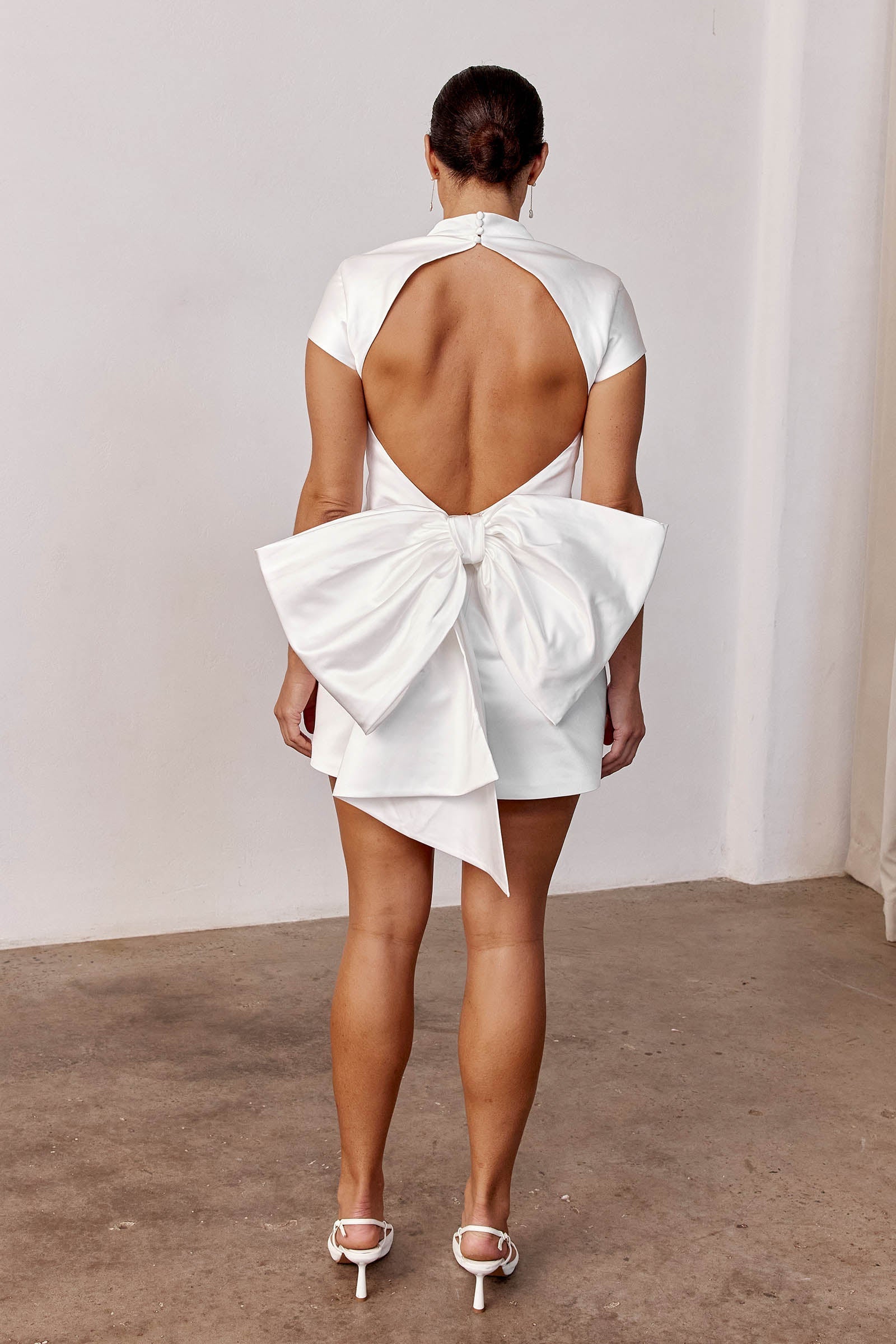 Short wedding dress with an open back_L_