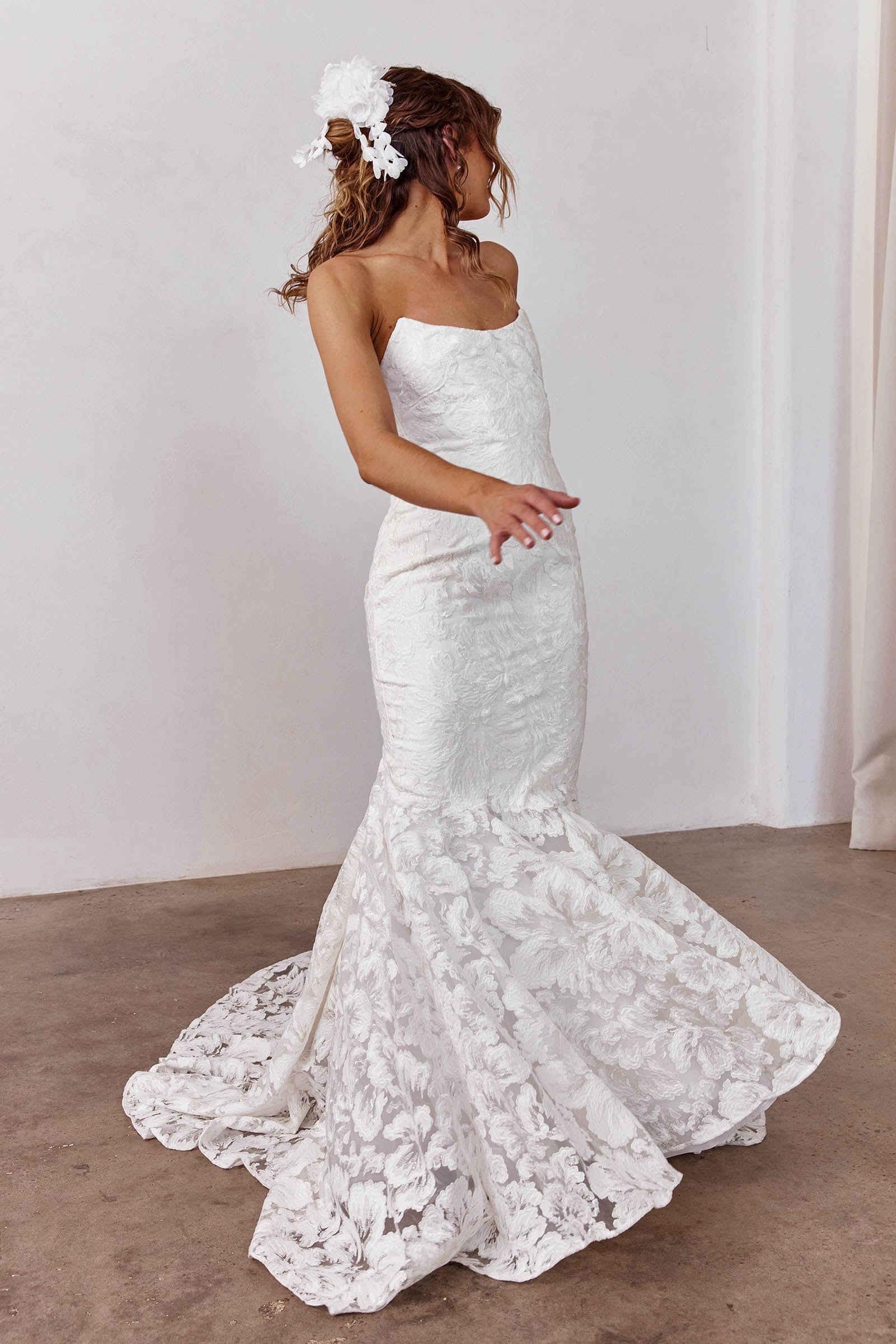 Woman wearing a strapless floral wedding dress_XS_