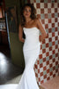 Woman wearing a strapless crepe wedding dress_XS_