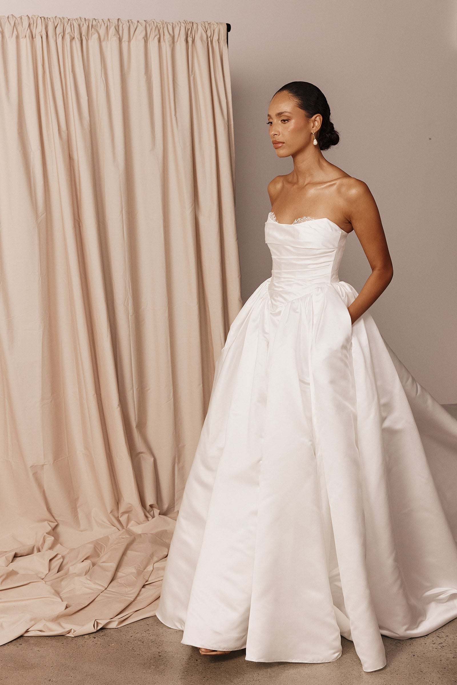 Strapless satin basque waist wedding dress_XS_
